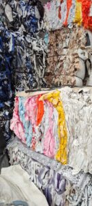 Fardo de bagum colorido em PVC flexível com trama, nas cores claras como vermelho, amarelo, bege, azul e rosa