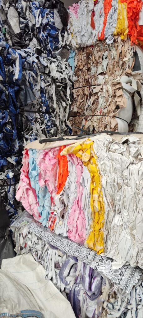 Fardo de bagum colorido em PVC flexível com trama, nas cores claras como vermelho, amarelo, bege, azul e rosa