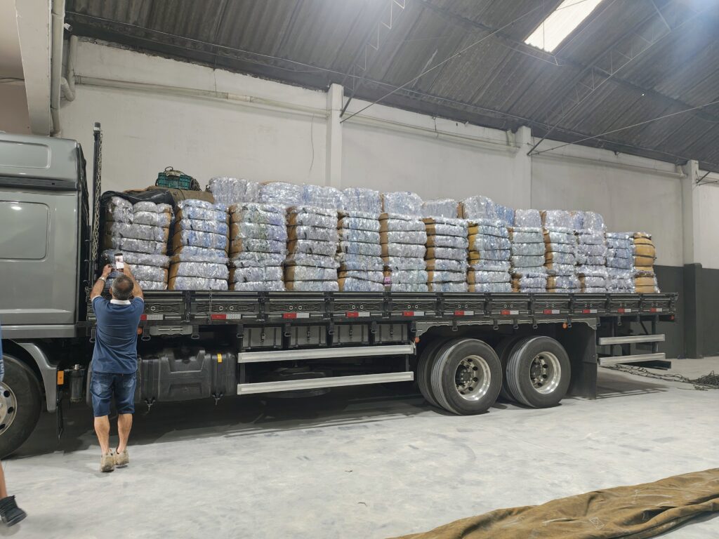 Fardos de aparas de PVC cristal flexível armazenados para logística e reaproveitamento