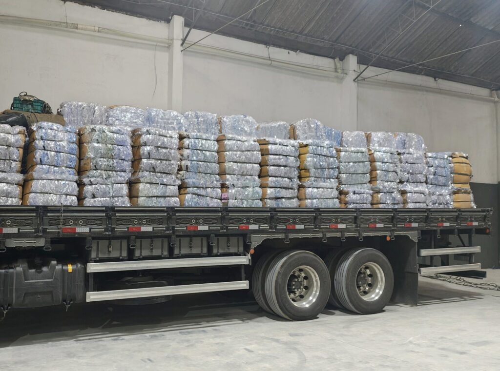 Carregamento de fardos de aparas plásticas para reciclagem industrial