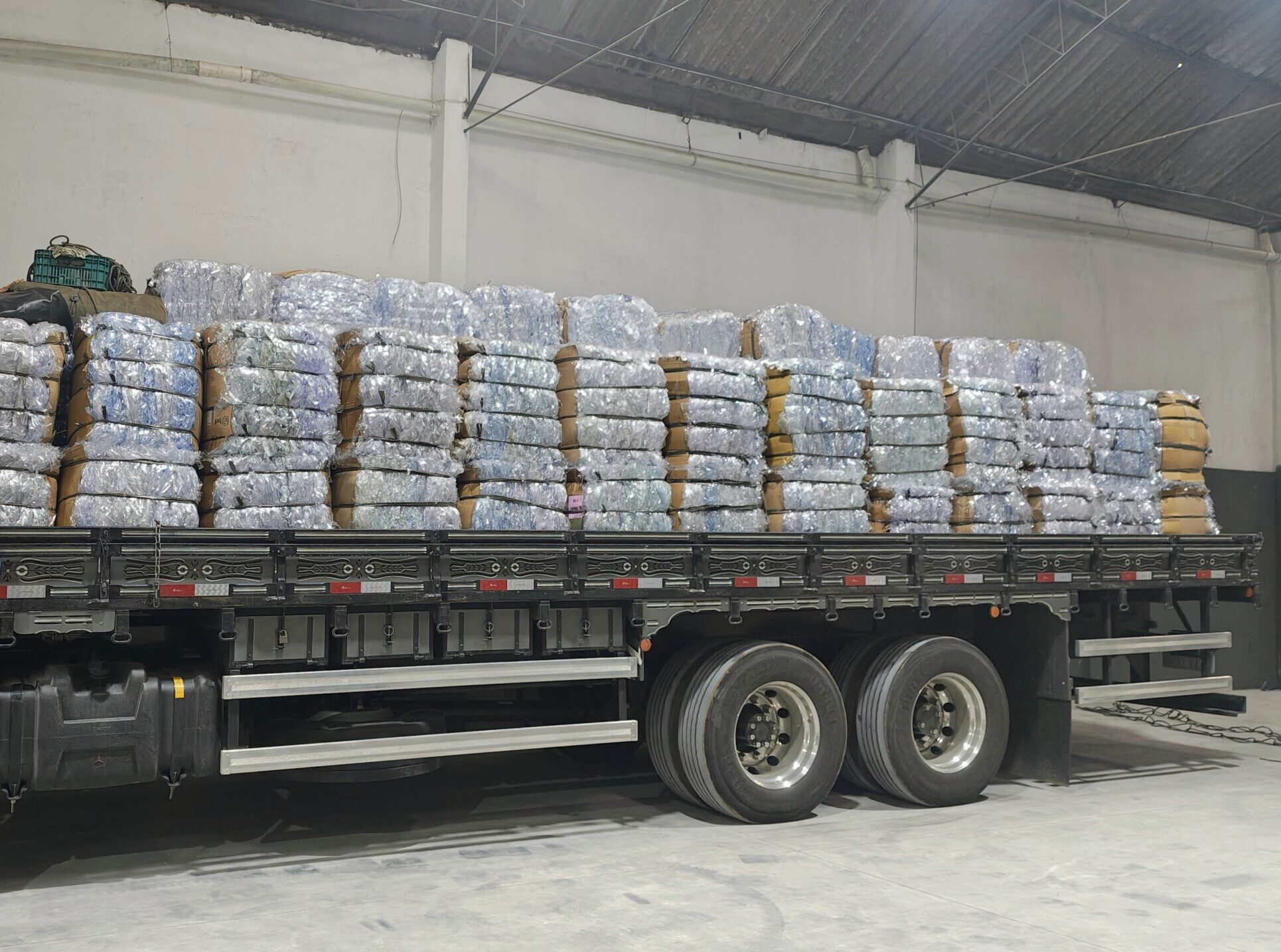 Carregamento de fardos de aparas plásticas para reciclagem industrial