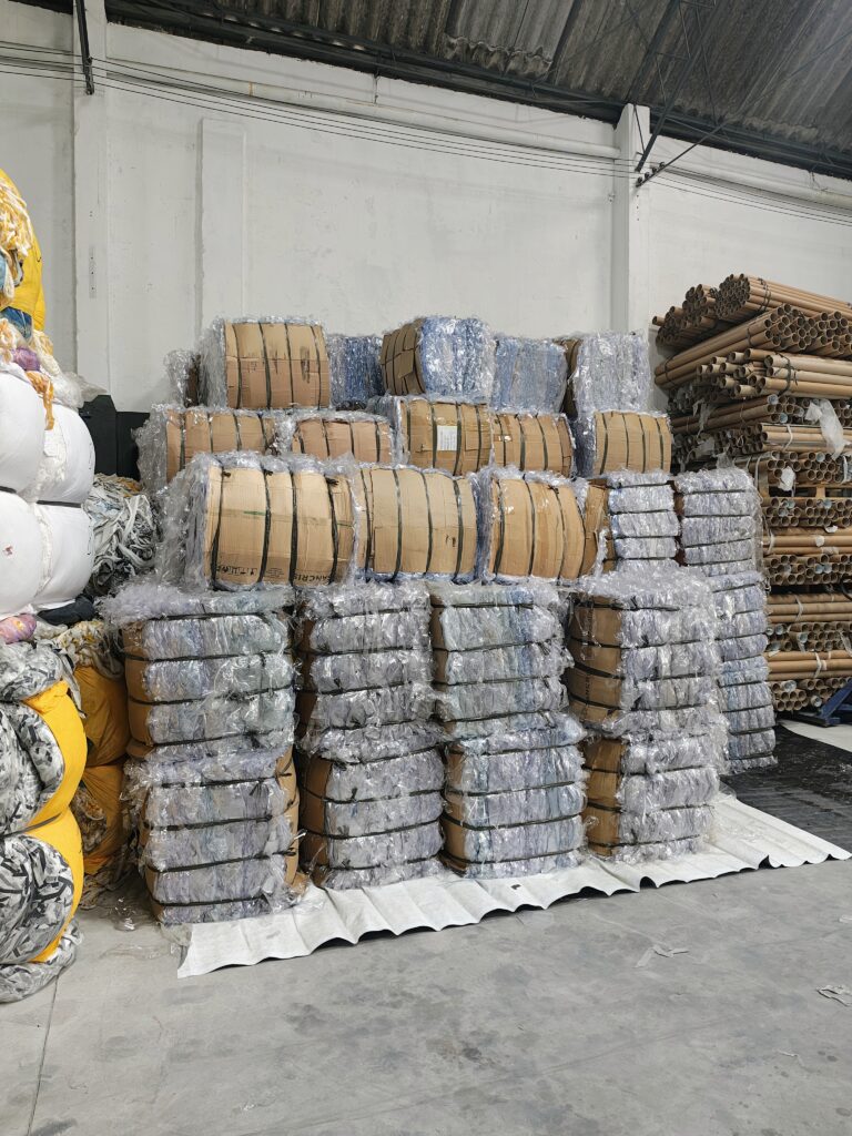 Aparas de PVC cristal flexível prensadas e embaladas para reciclagem industrial