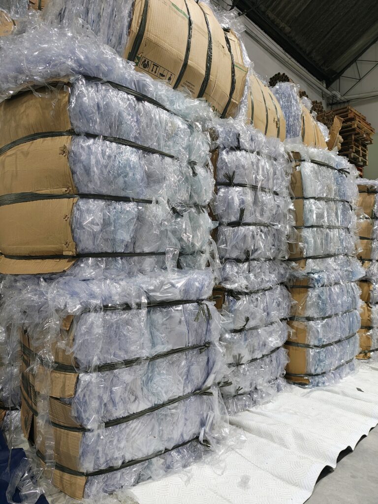 Aparas de PVC cristal flexível separadas e prontas para reciclagem de alta qualidade