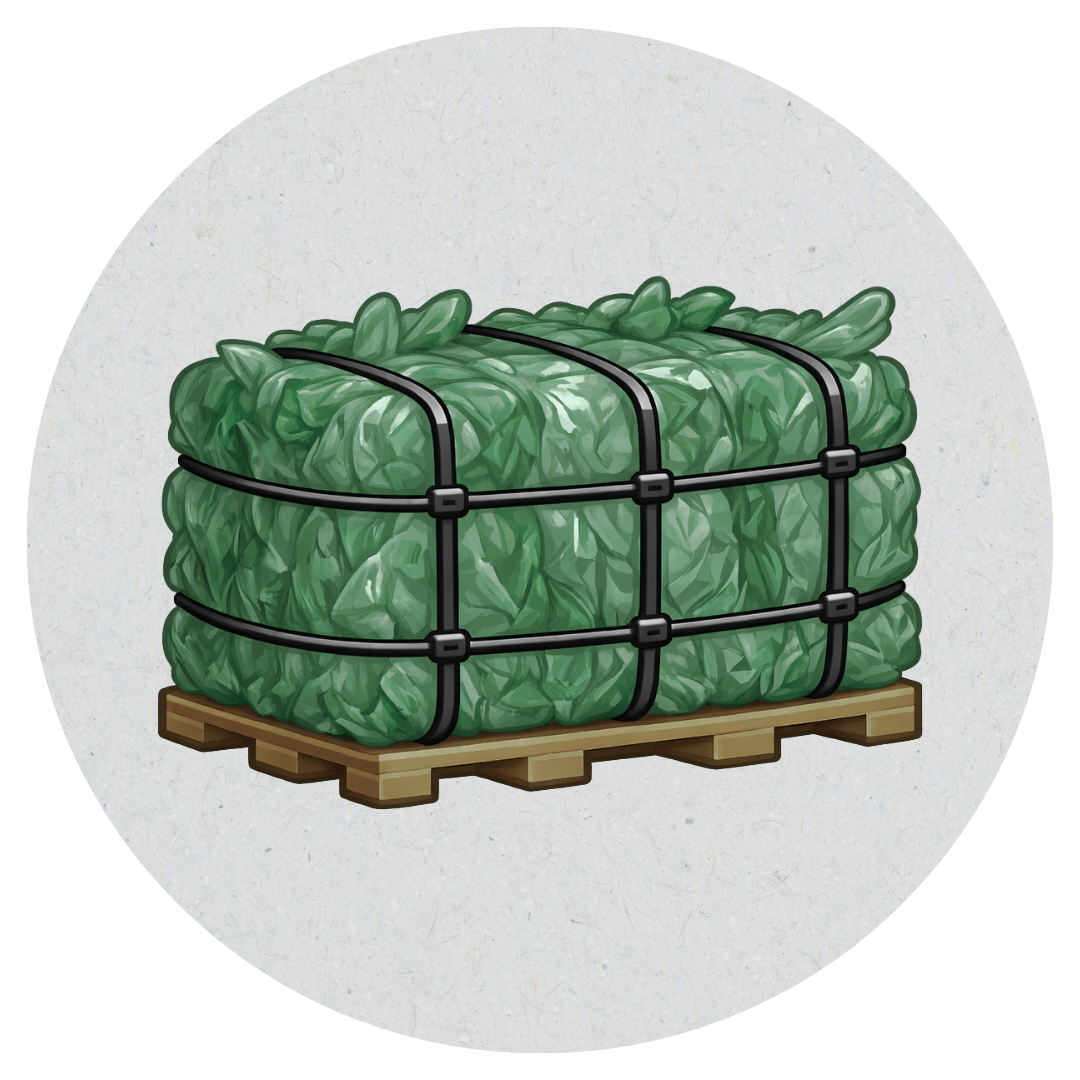 Fardo de aparas de PVC flexível prensado para reciclagem industrial, organizado em pallet com padrão de qualidade