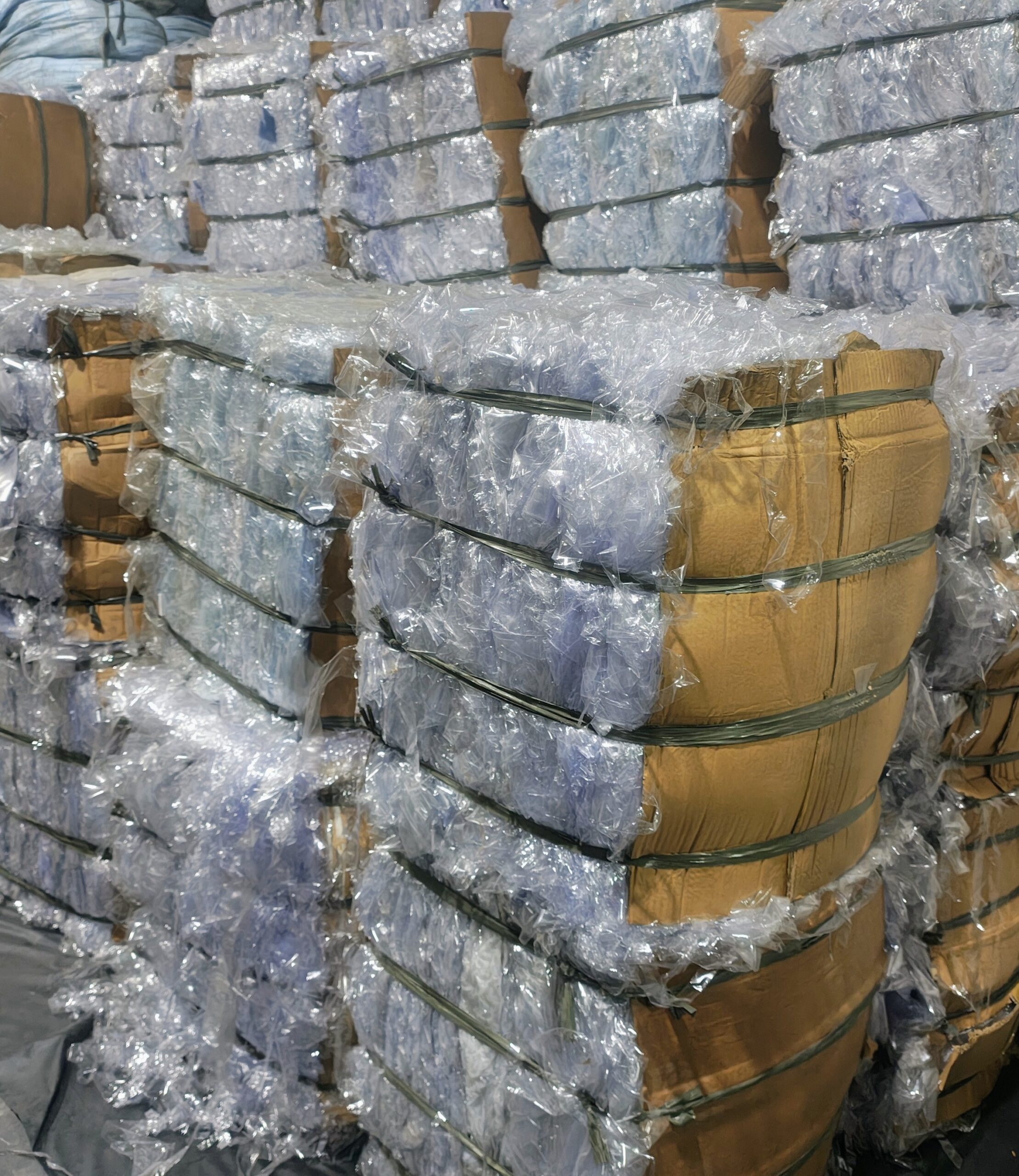 Fardos de PVC cristal flexível reciclado prensados para reaproveitamento industrial